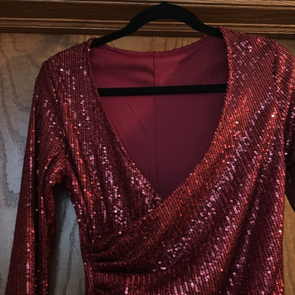 SNOWCOMING DRESS! Windsor- red sequence - Picture 4 of 9
